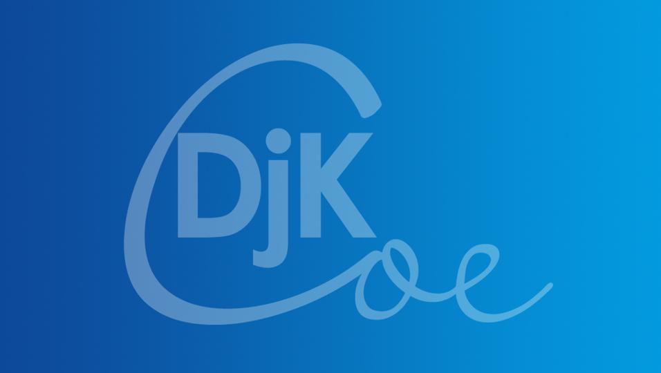 Logo der DJK, weiße Schrift auf einem blauen Verlaufshintergrund.